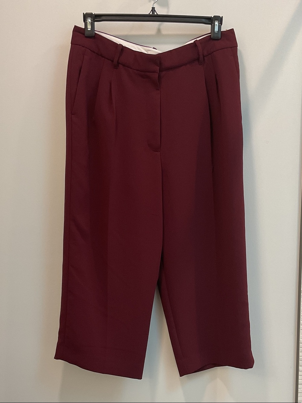 Aritzia Wilfred Effortless Crop Trouser in Burgundy